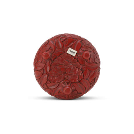 A SMALL METAL-BODIED CARVED CINNABAR LACQUER ‘PEONY’ INCENSE TRIPOD BURNER - фото 3