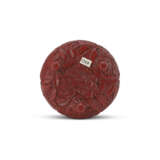 A SMALL METAL-BODIED CARVED CINNABAR LACQUER ‘PEONY’ INCENSE TRIPOD BURNER - Foto 3