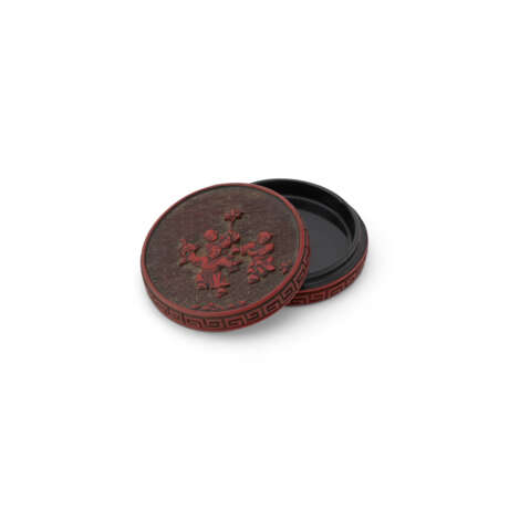 TWO CARVED CINNARBAR LACQUER CIRCULAR INCENSE BOXES AND COVERS - Foto 4