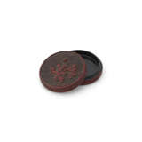 TWO CARVED CINNARBAR LACQUER CIRCULAR INCENSE BOXES AND COVERS - Foto 4