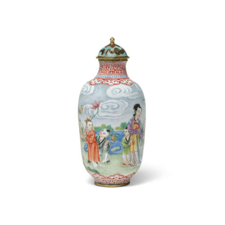 A PAINTED ENAMEL ‘LADY AND BOYS’ SNUFF BOTTLE - Foto 3