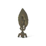 A GILT-BRONZE FIGURE OF SEATED BUDDHA - Foto 2