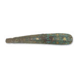 A TURQUOISE AND GOLD-INLAID BRONZE BELT HOOK - photo 1