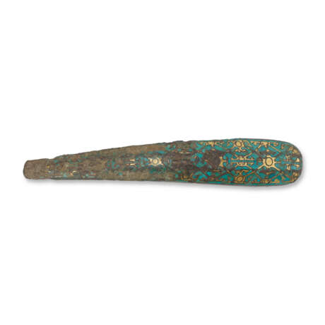 A TURQUOISE AND GOLD-INLAID BRONZE BELT HOOK - фото 1