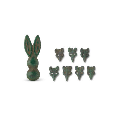 SEVEN ORDOS BRONZE ‘FOX HEAD’ BUTTONS AND A ‘HARE’ ORNAMENT - фото 1