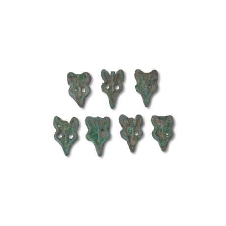 SEVEN ORDOS BRONZE ‘FOX HEAD’ BUTTONS AND A ‘HARE’ ORNAMENT - фото 2