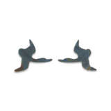 A PAIR OF BRONZE AND IRON GEESE APPLIQUES - фото 1