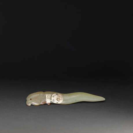 THREE JADE PENDANTS AND A JADE HAIR PIN AND A PALE GREY JADE ‘DRAGON’ HAIRPIN - photo 2