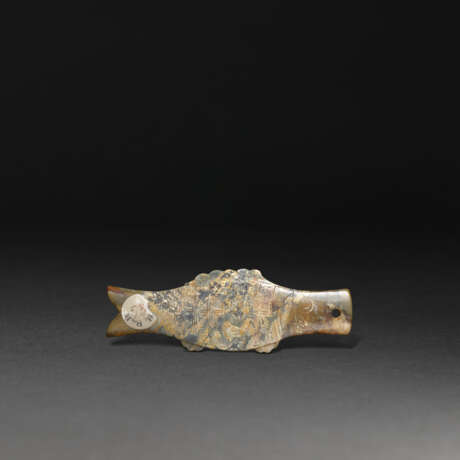 A MOTTLED GREEN AND BROWN JADE BI AND A JADE 'FISH' PENDANT - photo 3