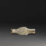 A MOTTLED GREEN AND BROWN JADE BI AND A JADE 'FISH' PENDANT - photo 3