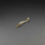 A MOTTLED BROWN AND GREEN JADE ‘GOOSE’ BELT HOOK - photo 1