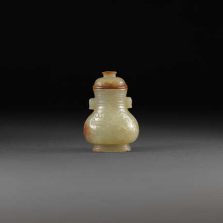 A MINIATURE CARVED YELLOWISH-CELADON JADE ARCHAISTIC VASE AND COVER - фото 1