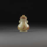 A MINIATURE CARVED YELLOWISH-CELADON JADE ARCHAISTIC VASE AND COVER - фото 2