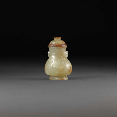 A MINIATURE CARVED YELLOWISH-CELADON JADE ARCHAISTIC VASE AND COVER - photo 3