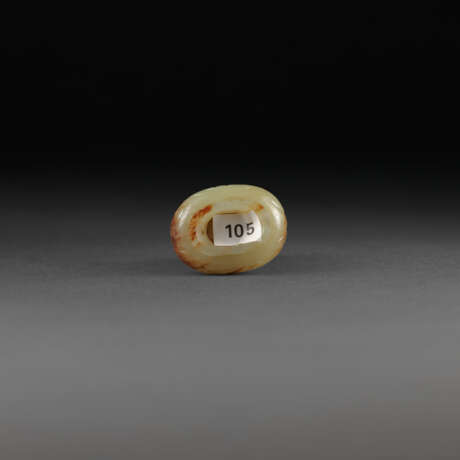 A MINIATURE CARVED YELLOWISH-CELADON JADE ARCHAISTIC VASE AND COVER - Foto 4