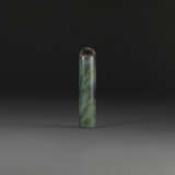 A MOTTLED GREEN JADE PLUME HOLDER - photo 1