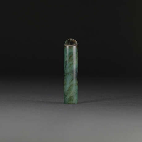 A MOTTLED GREEN JADE PLUME HOLDER - photo 1