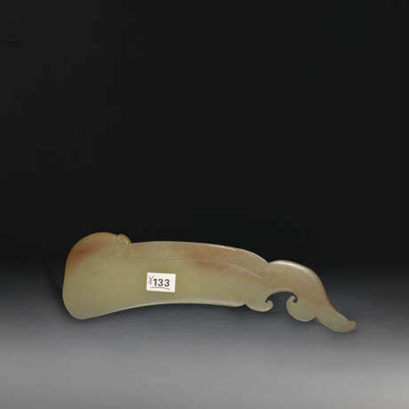 A CARVED BROWN AND CELADON JADE ARCHAISTIC BLADE - photo 2