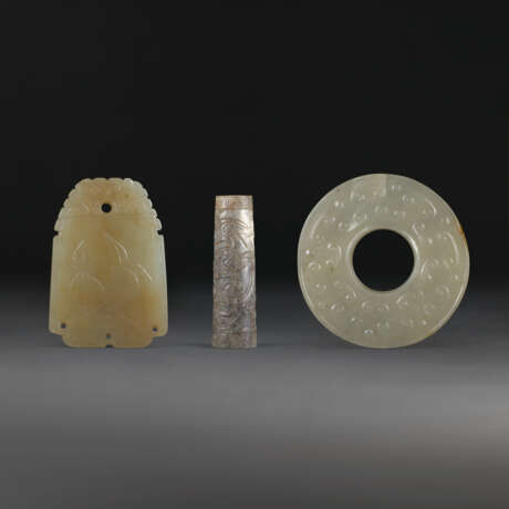 A JADE ‘PEACHES’ PLAQUE, A JADE BI DISC AND A JADE ‘DRAGON’ CYLINDER - photo 1