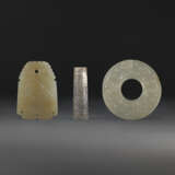 A JADE ‘PEACHES’ PLAQUE, A JADE BI DISC AND A JADE ‘DRAGON’ CYLINDER - photo 1