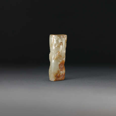 A RUSSET CELADON JADE ‘DRAGON’ VASE - Foto 1