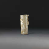 A RUSSET CELADON JADE ‘DRAGON’ VASE - Foto 2