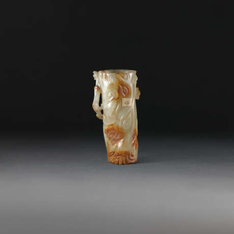 A RUSSET CELADON JADE ‘DRAGON’ VASE - фото 3