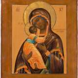 AN ICON OF THE VLADIMIRSKAYA MOTHER OF GOD WITH SILVER-GILT OKLAD - Foto 2