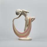 Figurine dune danseuse dans le style Art Deco. Faïence 20th century - photo 3