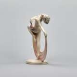 Figurine dune danseuse dans le style Art Deco. Faïence 20th century - photo 4