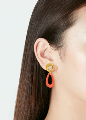 CHAUMET CORAL, ONYX AND DIAMOND EARRINGS - photo 3