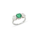 EMERALD AND DIAMOND RING - photo 1