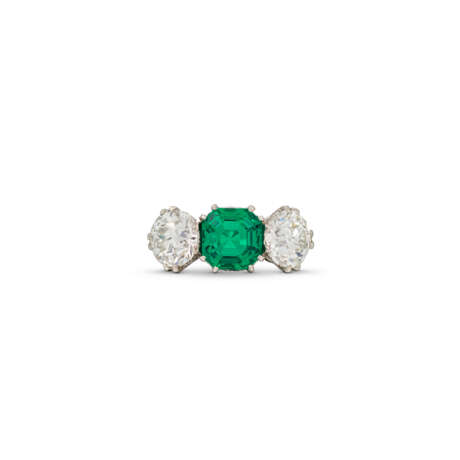 EMERALD AND DIAMOND RING - photo 2