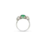 EMERALD AND DIAMOND RING - photo 3