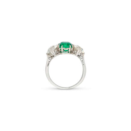 EMERALD AND DIAMOND RING - photo 3