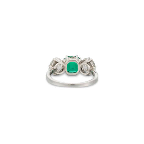 EMERALD AND DIAMOND RING - photo 4