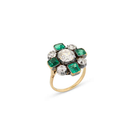 EMERALD AND DIAMOND RING - photo 1