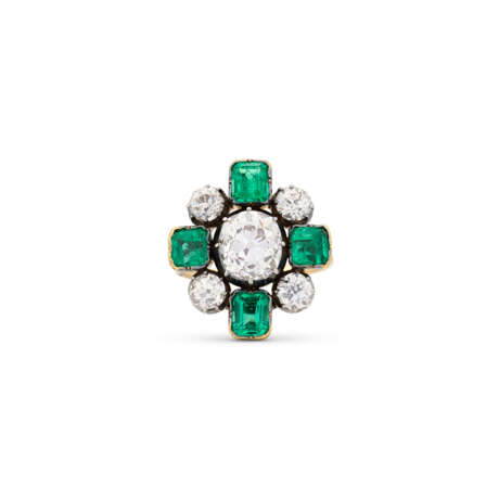 EMERALD AND DIAMOND RING - photo 2