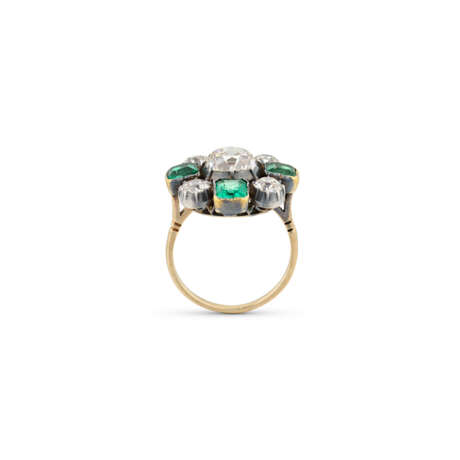 EMERALD AND DIAMOND RING - photo 3