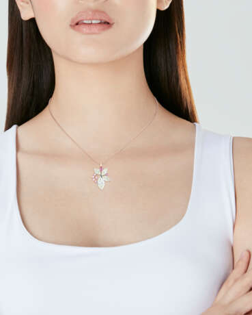 COLOURED DIAMOND AND DIAMOND PENDENT NECKLACE - Foto 4