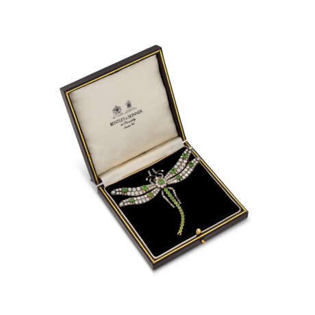 BENTLEY & SKINNER DEMANTOID GARNET, RUBY AND DIAMOND DRAGONFLY BROOCH - Foto 2