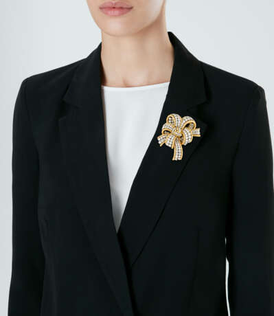 TIFFANY & CO. DIAMOND CLIP BROOCH - photo 3