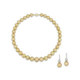 COLOURED CULTURED PEARL AND DIAMOND NECKLACE AND EARRINGS - Foto 1