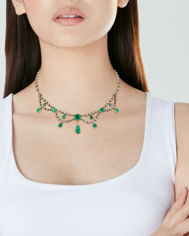 ANTIQUE EMERALD AND DIAMOND SWAG NECKLACE - Foto 4