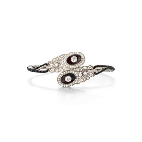 VAN CLEEF & ARPELS EARLY 20TH CENTURY DIAMOND AND ONYX BANGLE - photo 2