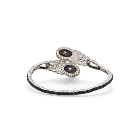 VAN CLEEF & ARPELS EARLY 20TH CENTURY DIAMOND AND ONYX BANGLE - photo 3