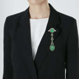 VERGER FRÈRES ART DECO EMERALD, ONYX, ENAMEL AND DIAMOND LAPEL WATCH - Foto 4