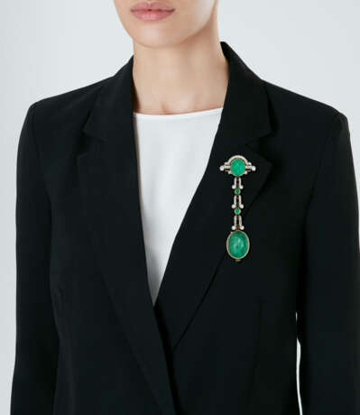 VERGER FRÈRES ART DECO EMERALD, ONYX, ENAMEL AND DIAMOND LAPEL WATCH - photo 4