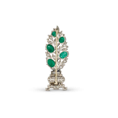 ART DECO EMERALD, ENAMEL AND DIAMOND BROOCH - Foto 2