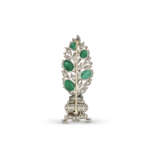 ART DECO EMERALD, ENAMEL AND DIAMOND BROOCH - Foto 2